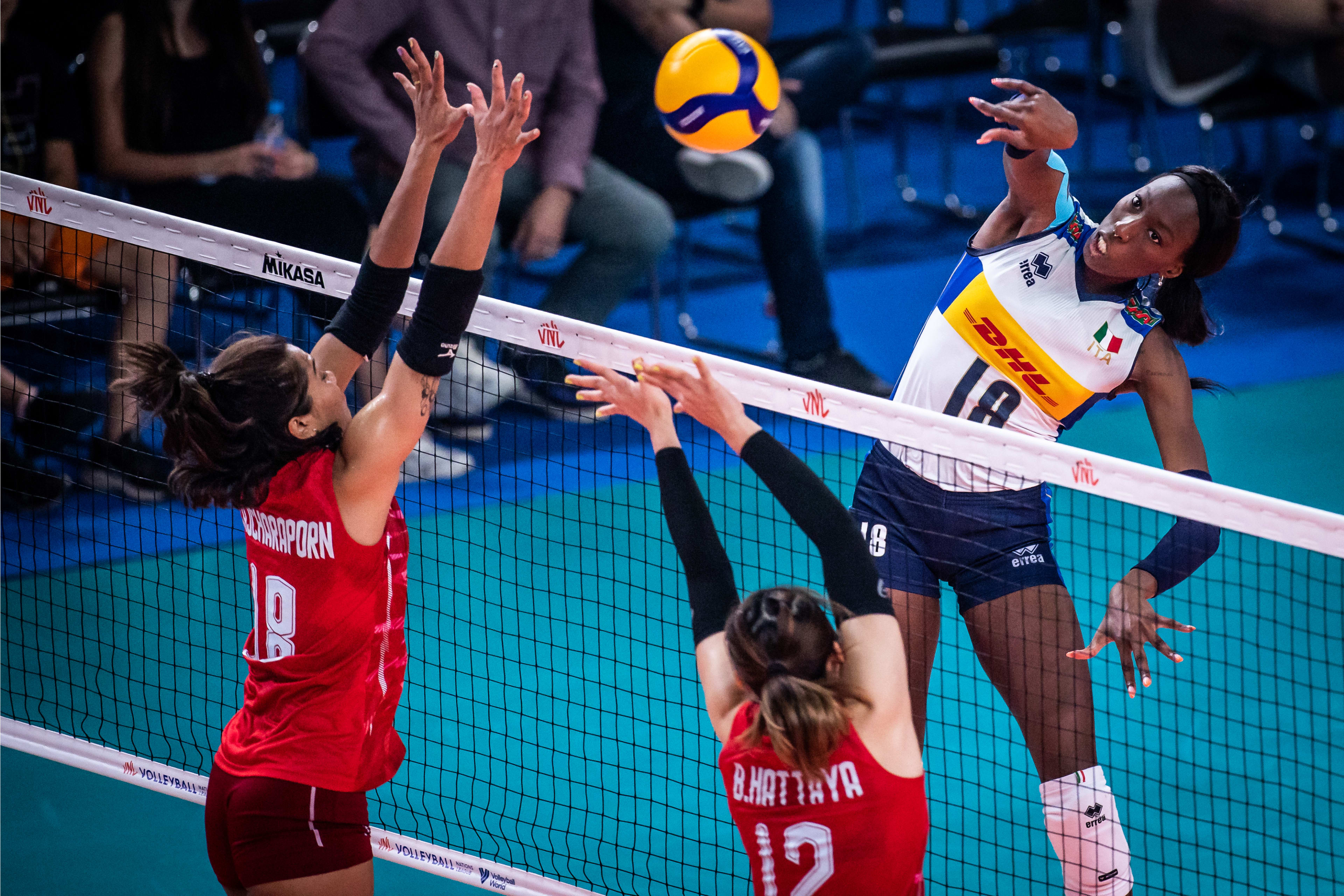 泰国羽毛球队完胜法国羽毛球队,李宗伟三分雨点燃全场 泰国羽毛球队完胜法国羽毛球队,李宗伟三分雨点燃全场