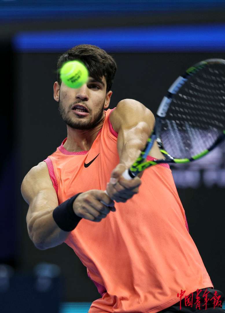 包含意大利网球队鏖战西班牙网球队，阿尔卡拉斯关键制胜的词条