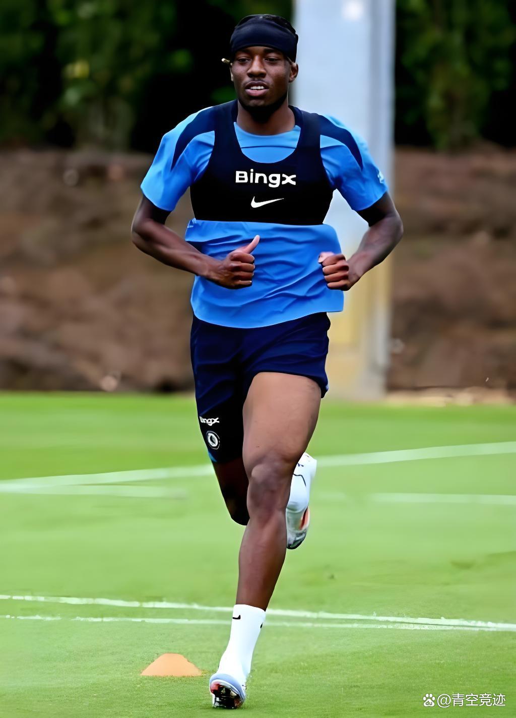 阿森纳签下新秀,小将出任主力锋线重任在肩 阿森纳签下新秀,小将出任主力锋线重任在肩