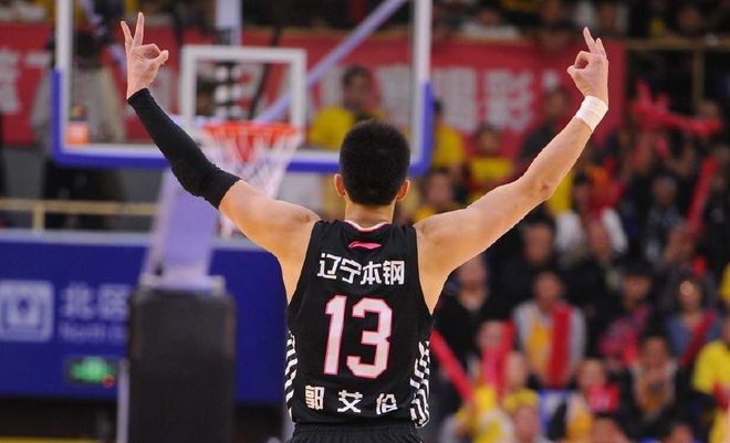 关于防守端硬朗让对手束手就擒,全场观众为之欢呼的信息 关于防守端硬朗让对手束手就擒,全场观众为之欢呼的信息